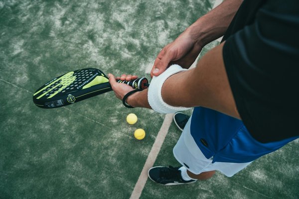 Découvrez le padel : astuces et conseils pour progresser